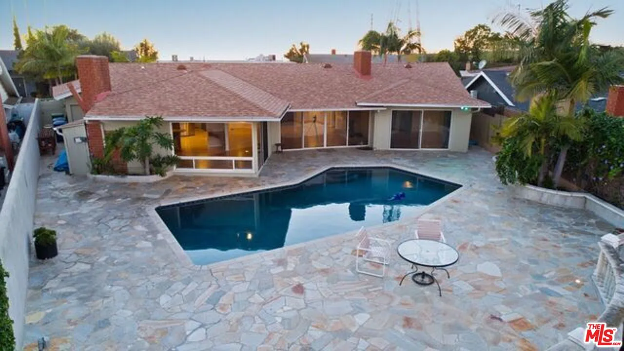 3 bed, 3.0 bath, 2454 sqft, $8,500 — Photo 3