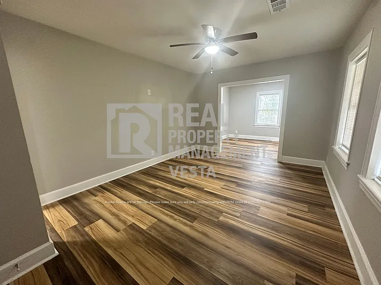 1076 Carlisle Ave — Photo 2