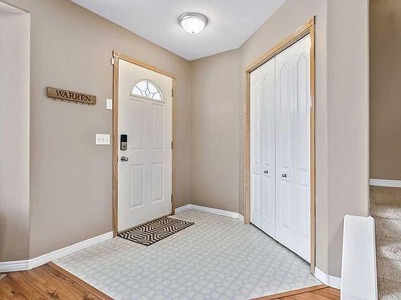 2nd image of 27 NE Chaparral Ridge Way SE