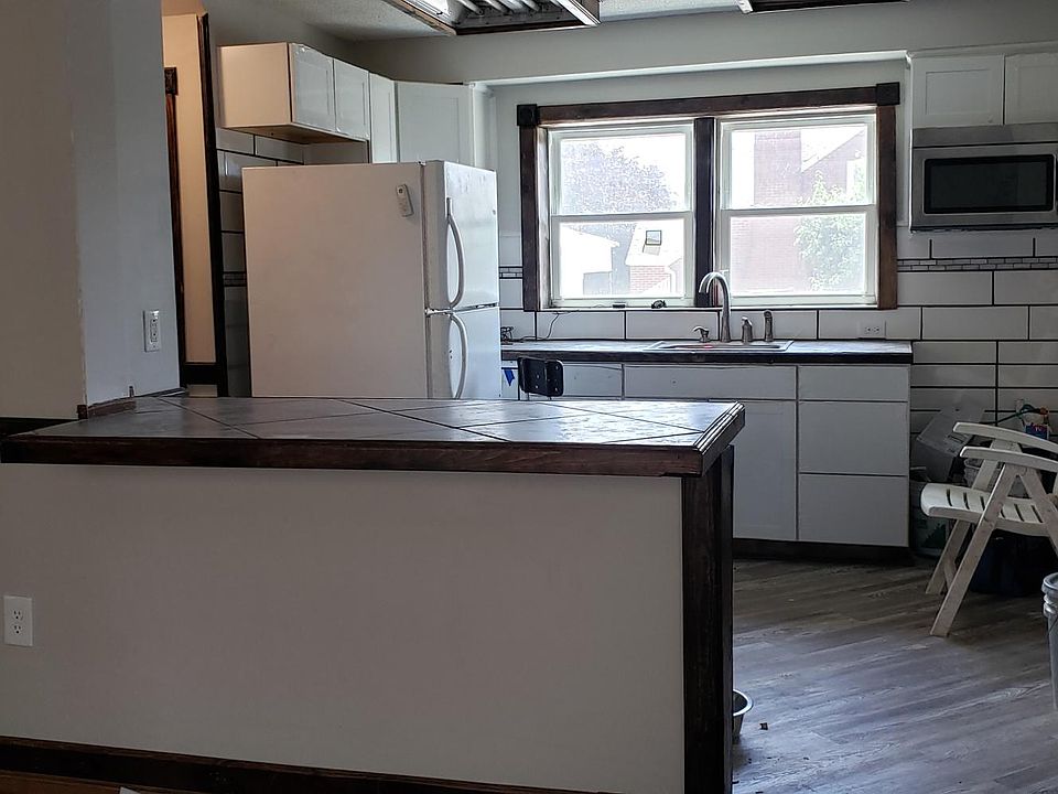Kitchen with eating bar
