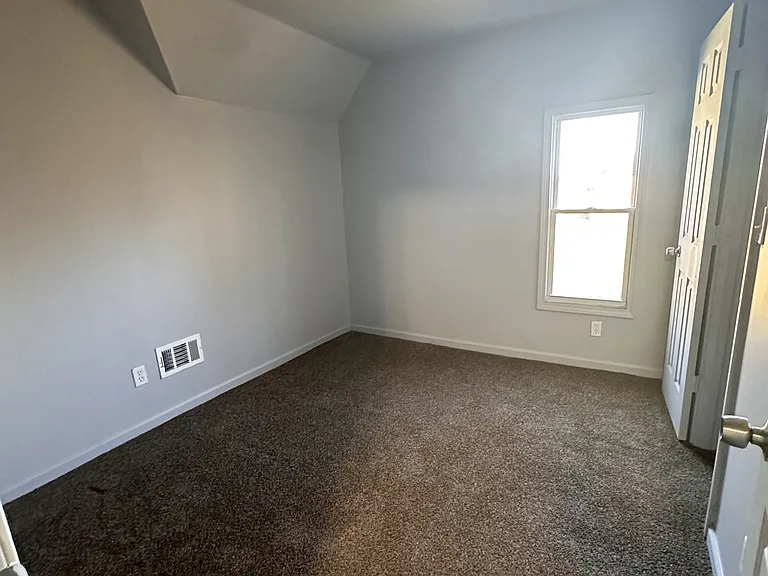558 Holbrook Ave — Photo 5