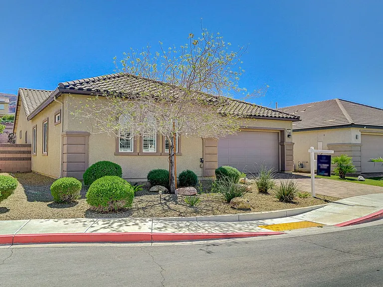 933 Everest Peak Ave — Photo 2