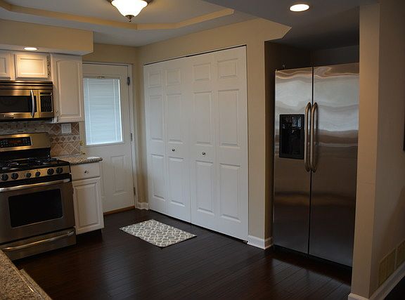 4th image of 9310 Sayre Ave