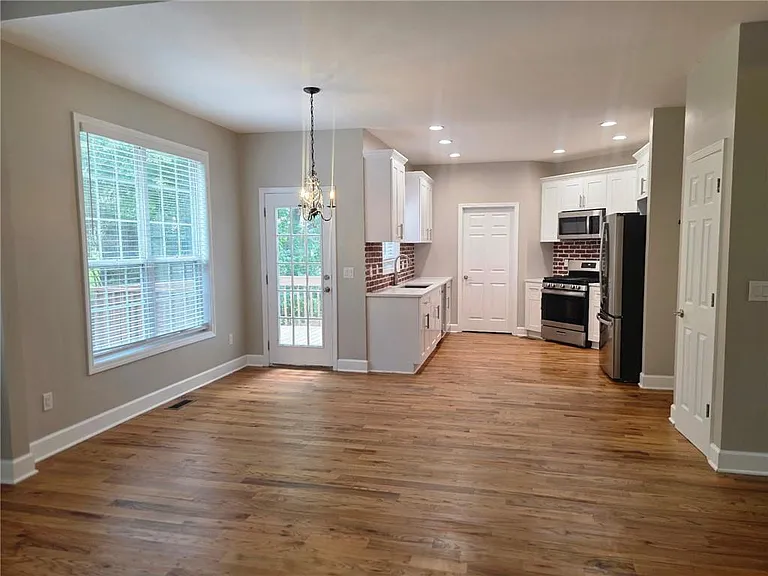 2257 Roseberry Ln — Photo 10