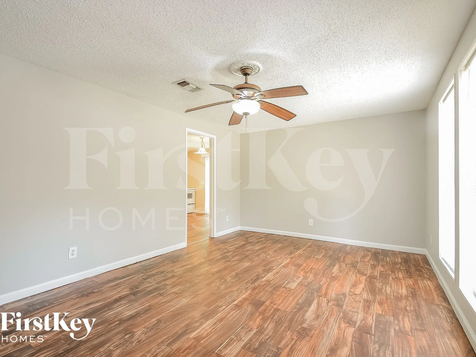 3 bed, 1.0 bath, 1008 sqft, $1,205 — Photo 3