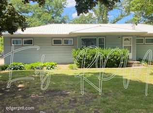 422 S Hackett Rd, Waterloo, IA 50701