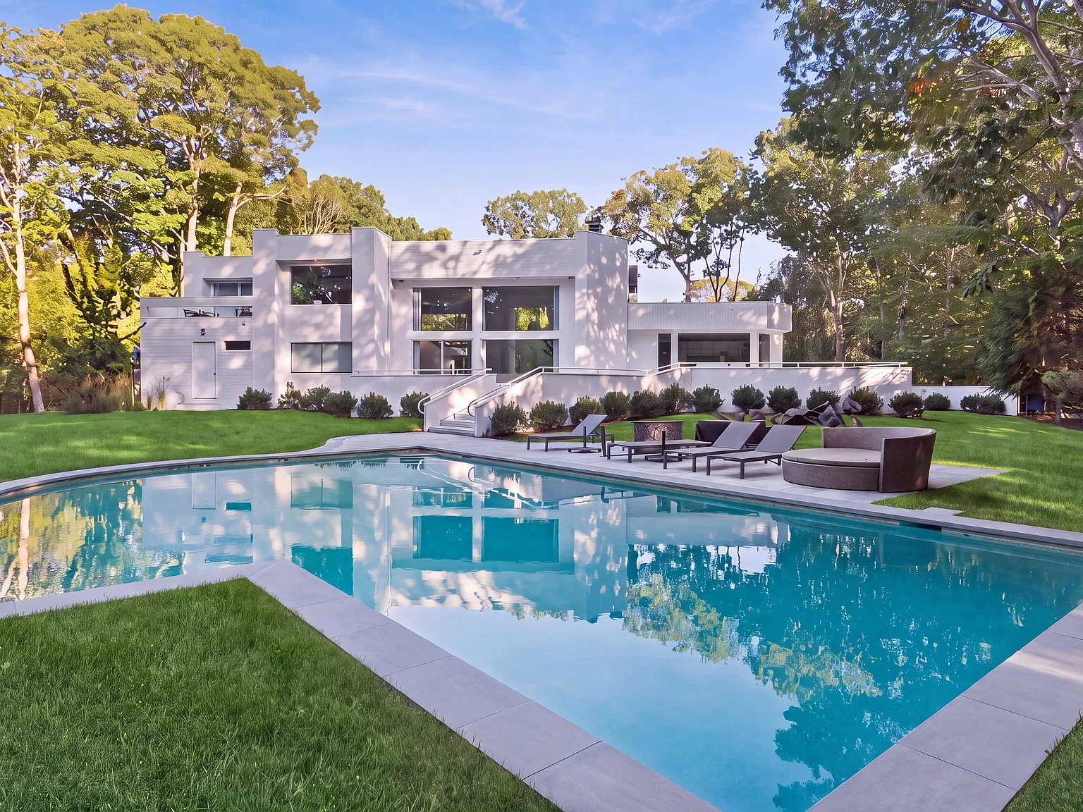 Wainscott Modern Renovated Oasis — Photo 1