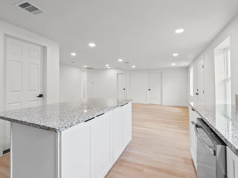 4607 Englewood St — Photo 11