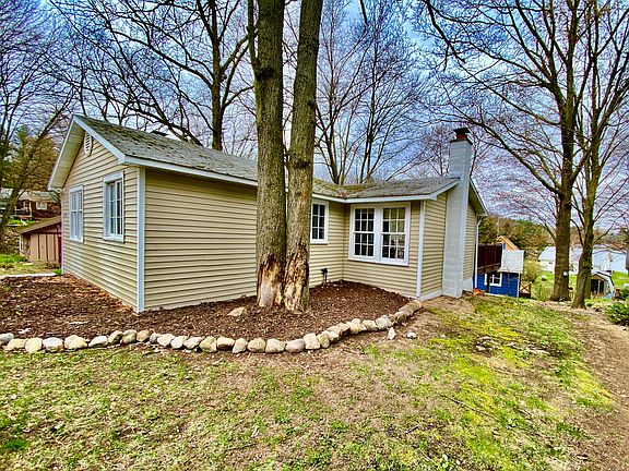 4th image of 15585 Pretty Lake Dr