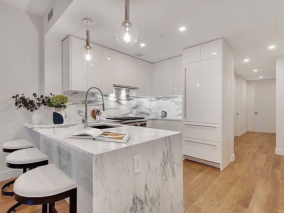 4th image of 427 E 90th St #3B