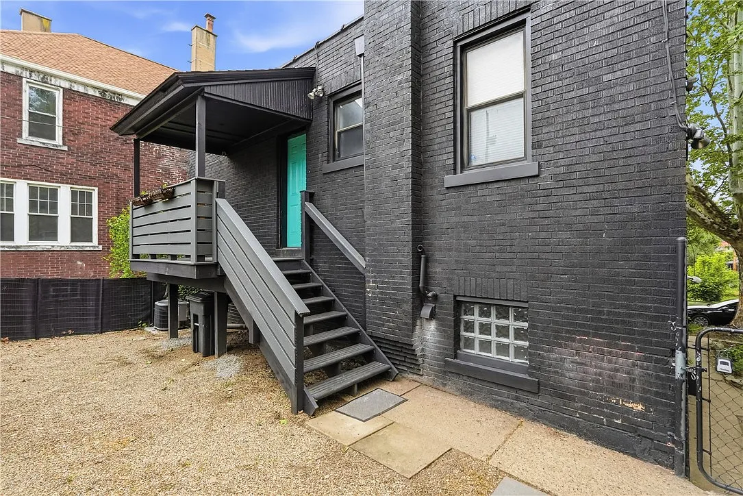 Building Photo - 1900 Maple St #4
