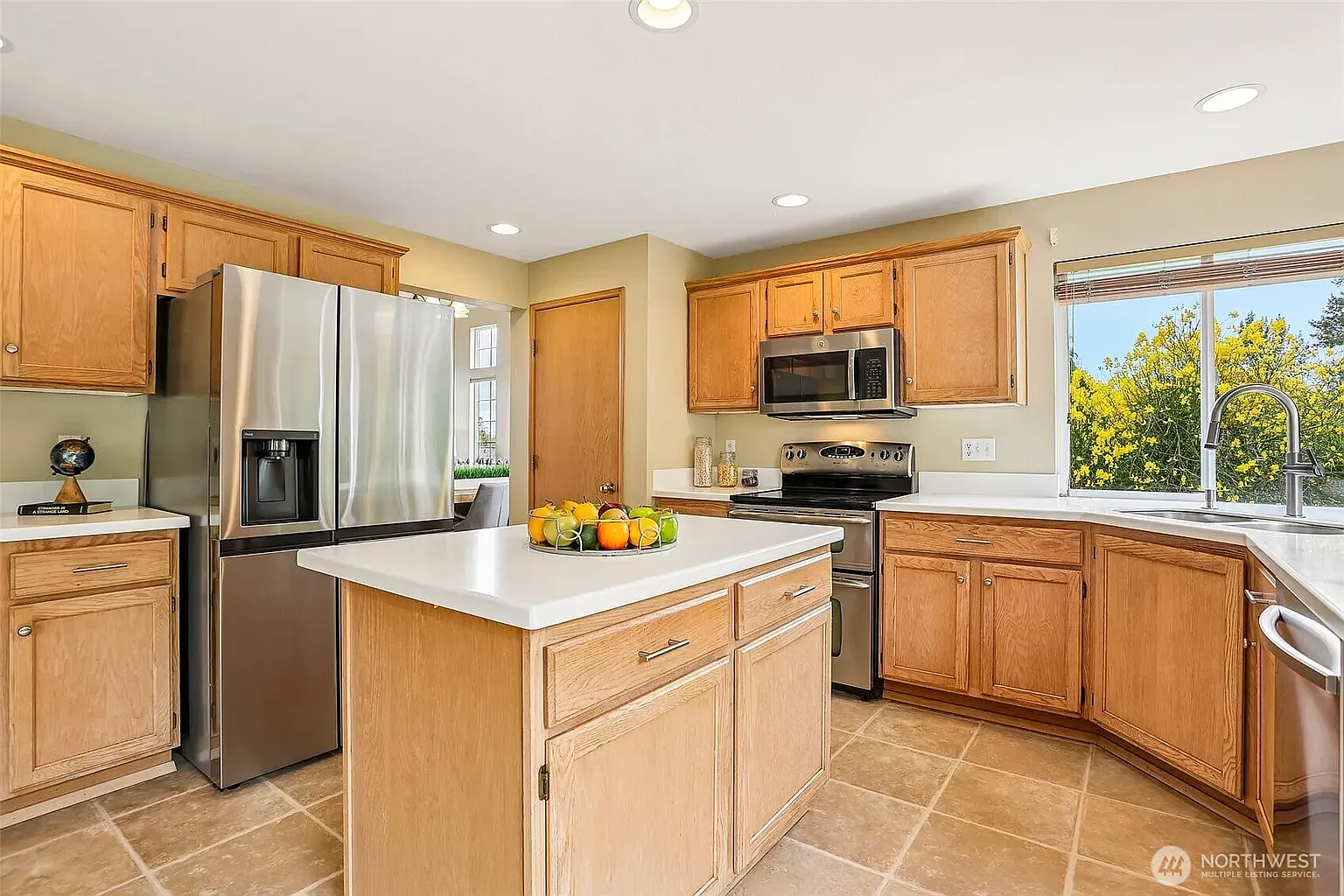 5 bed, 2500 sqft, $3,799 — Photo 3
