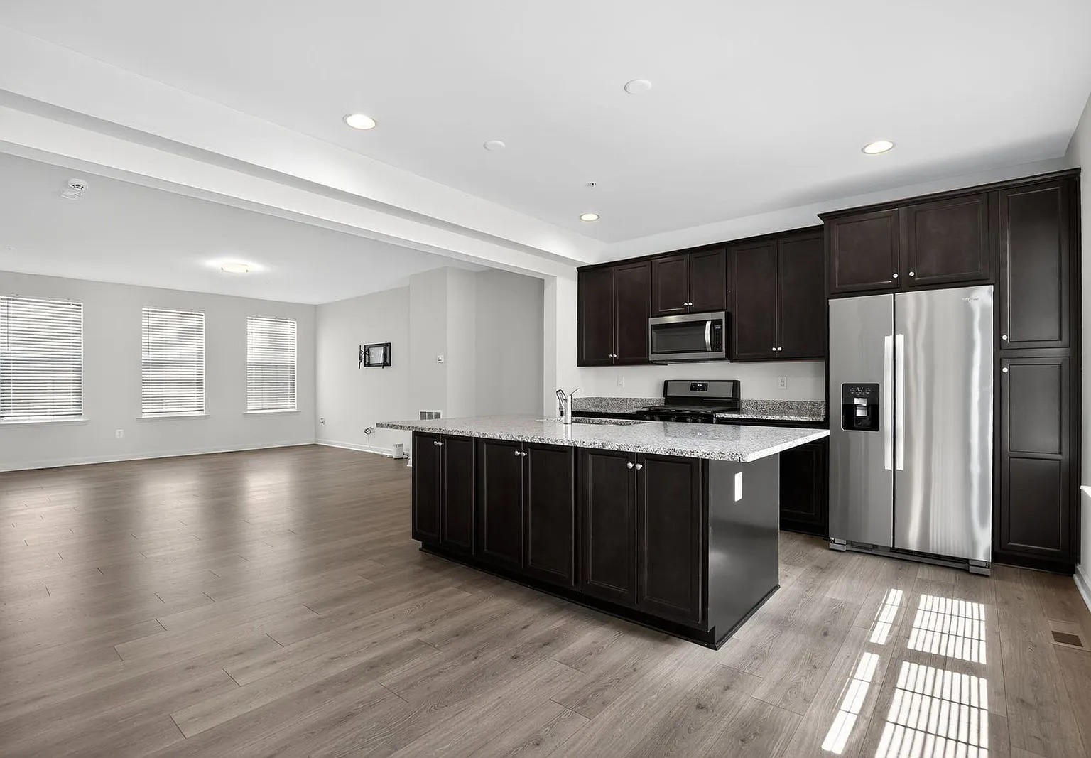 3 bed, 2.5 bath, 2046 sqft, $3,050 — Photo 3