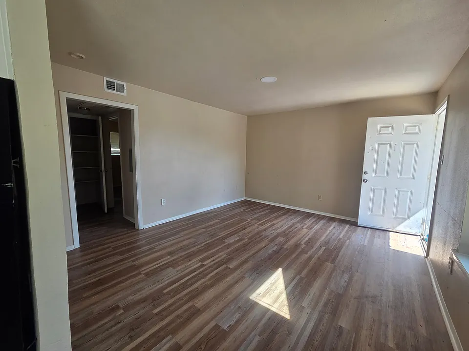 1443 S Ewing Ave #104