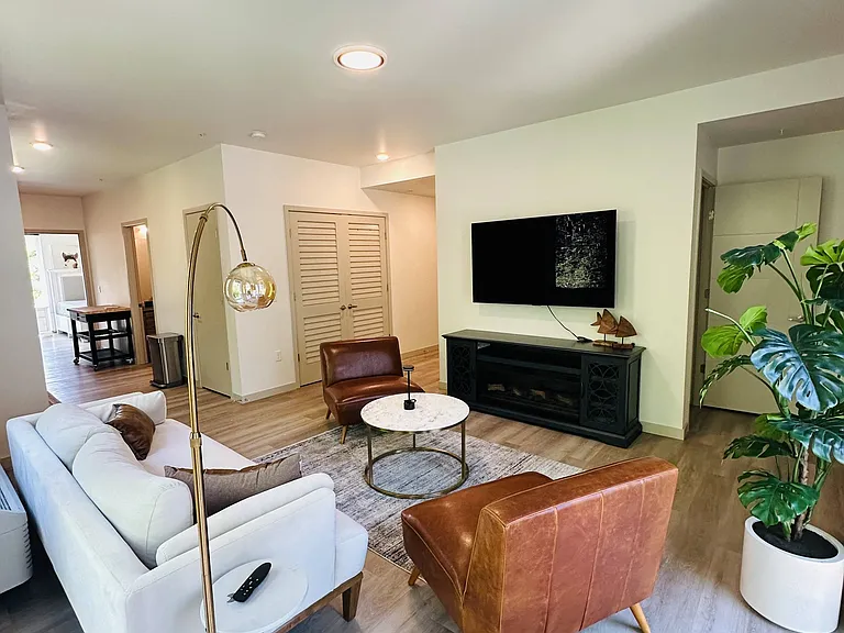 Luxury Unit 222 furnished (2BR 2BA) Similar Units: 322, 422 *Unit features vary. Inquire with our leasing office to schedule a tour!