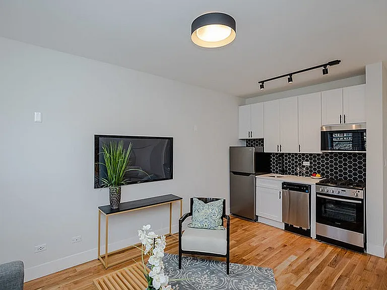 4236 N Kenmore — Photo 6