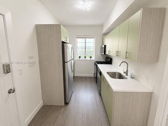 5th image of 762 Lenox Ave #2