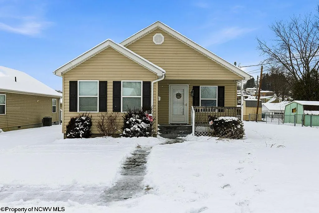 210 Summit St photo 1
