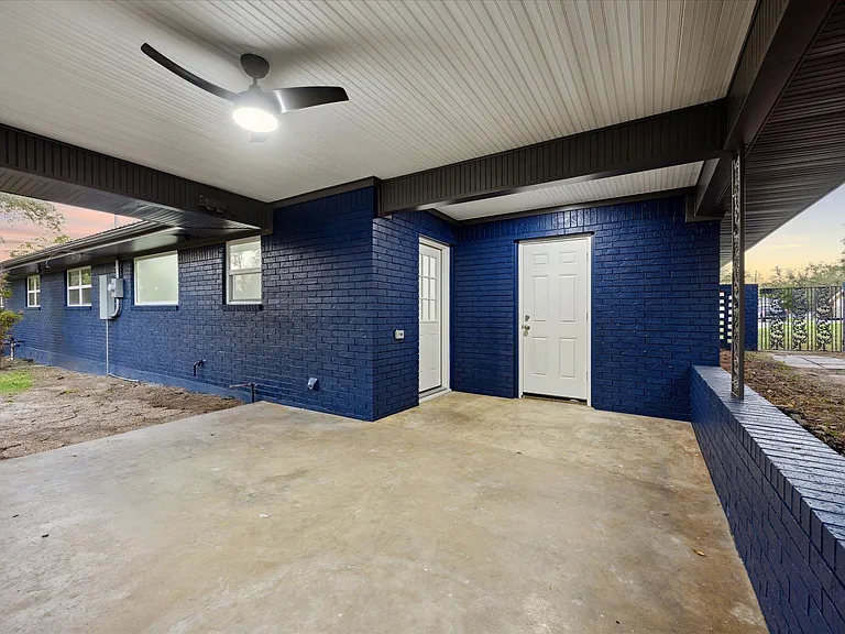1305 W 1st St — Photo 32