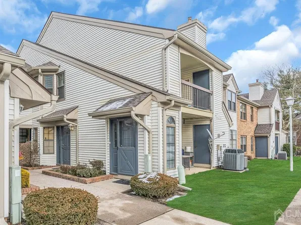 111 Sunshine Ct, Parlin, NJ 08859