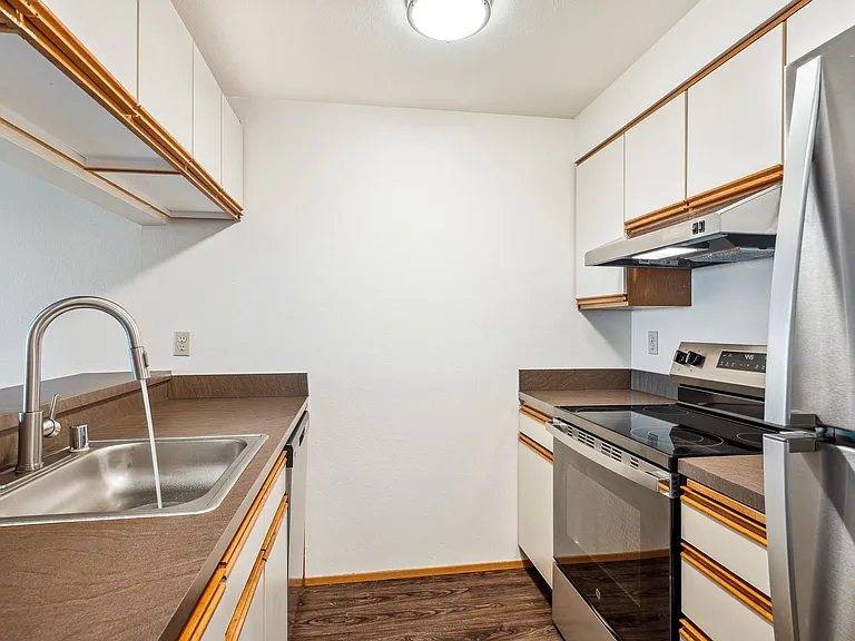 Daniels Apartments — Photo 11
