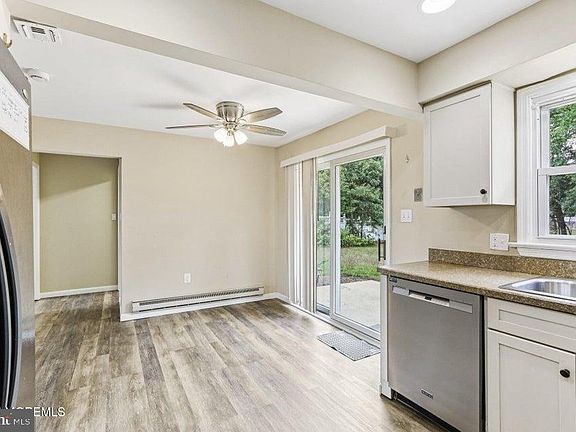 5th image of 406 Sycamore Dr