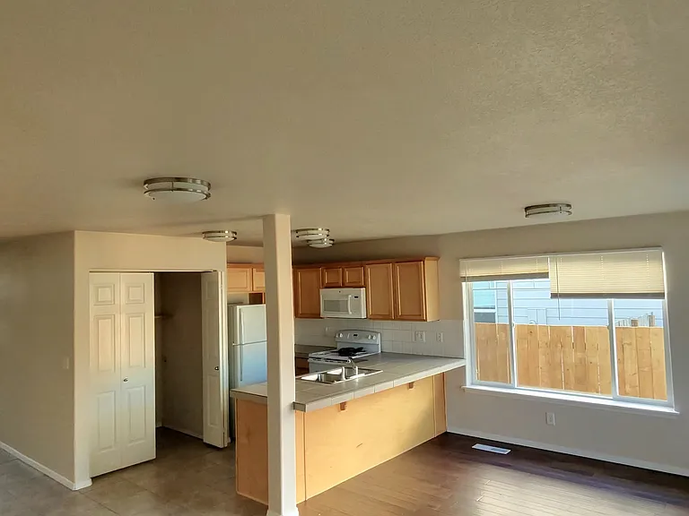 4137 Geranium Loop NE — Photo 2