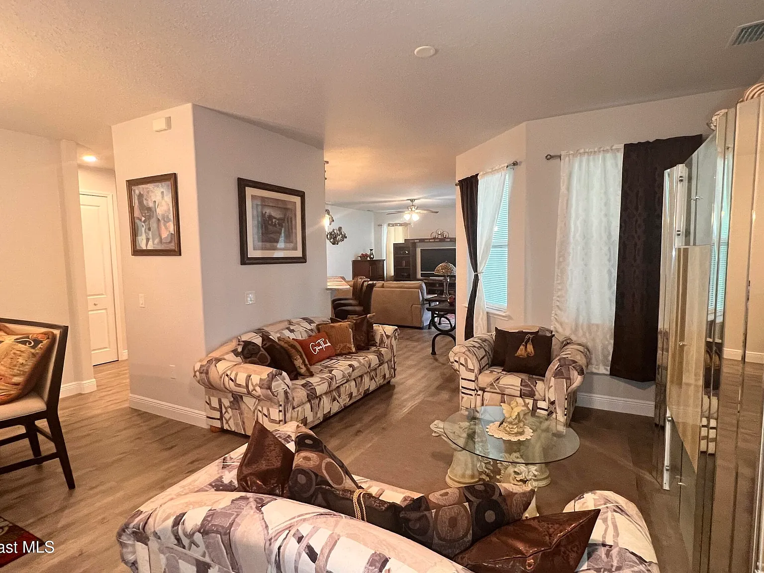 4 bed, 2.0 bath, 1935 sqft, $2,400 — Photo 4