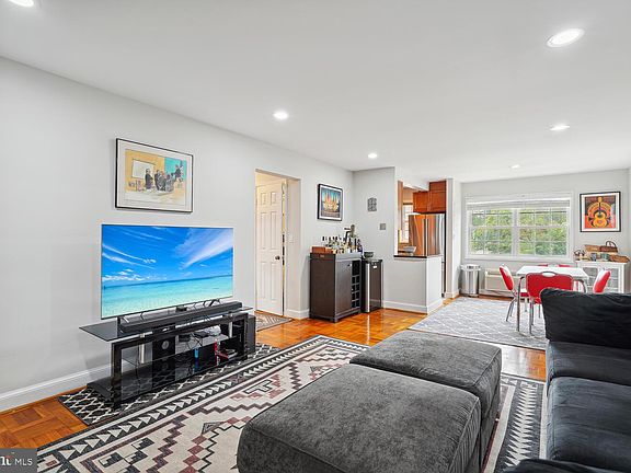 3rd image of 1636 W Abingdon Dr APT 201