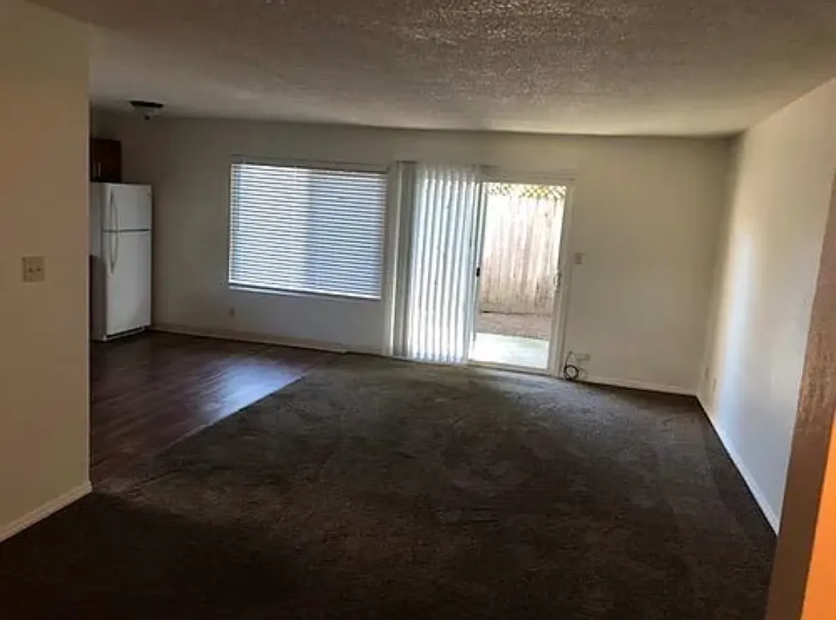 2 bed, 900 sqft, $2,100 — Photo 3