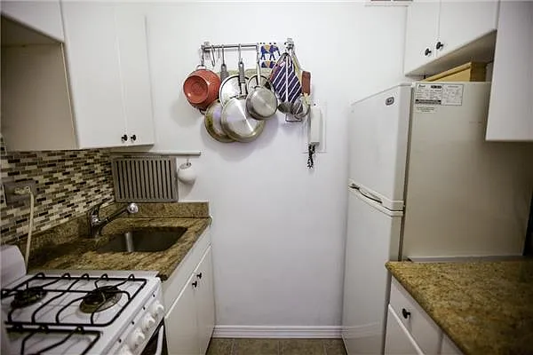 Sold by R New York | media 9