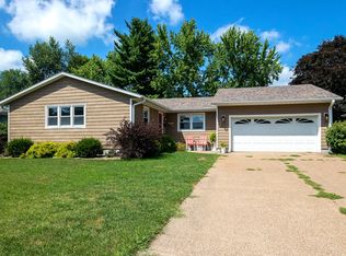 815 Sunrise Cir, Muscatine, IA 52761