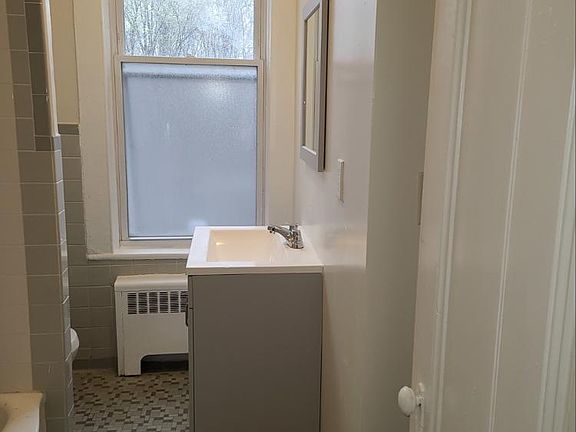 5th image of 131 East Ave #A