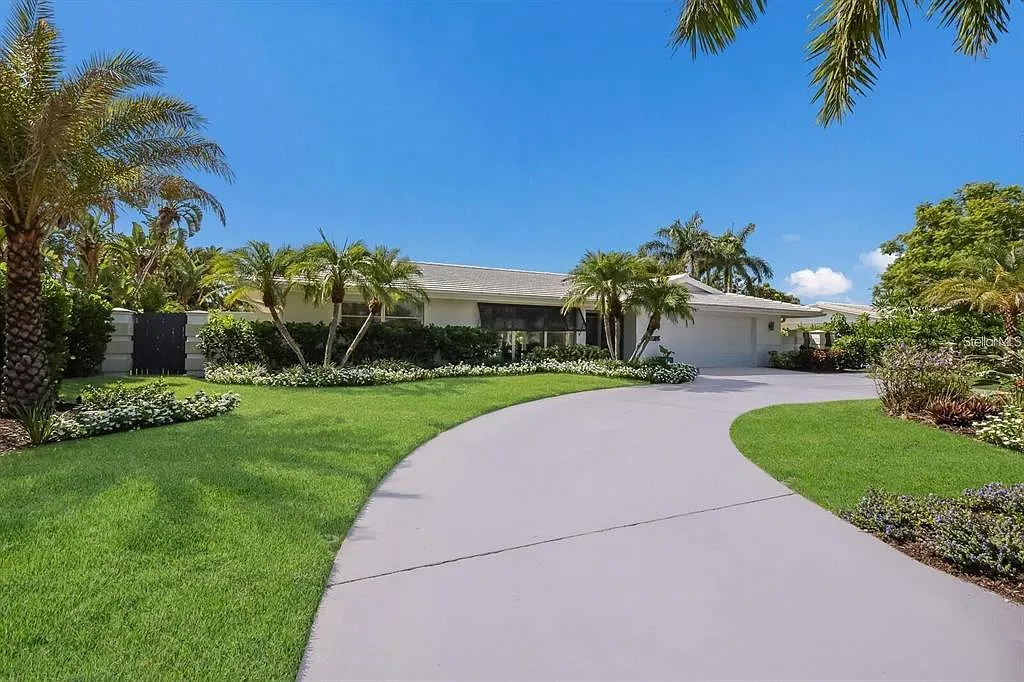 3 bed, 2.0 bath, 2414 sqft, $9,500 — Photo 3
