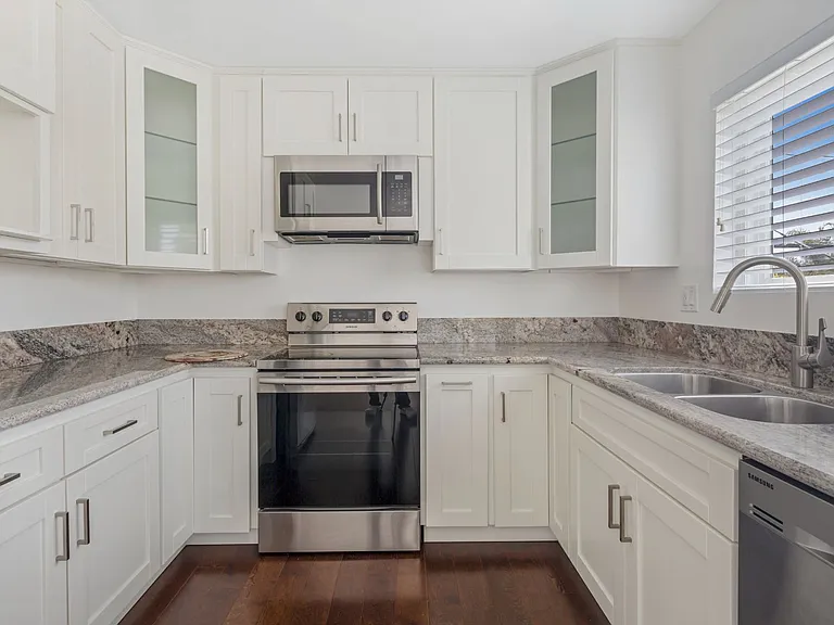 350 S Reeves Dr — Photo 17