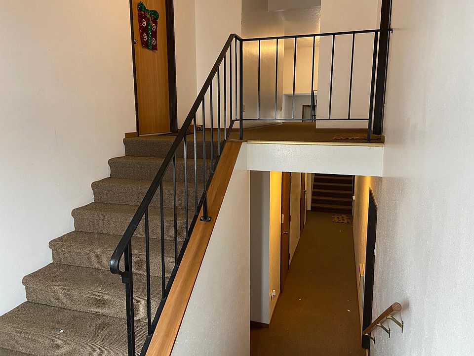 2nd image of 903 Brooklawn Dr #11
