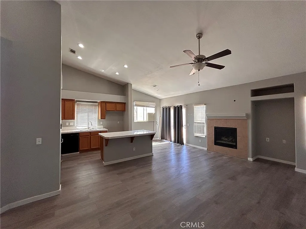 4 bed, 1863 sqft, $2,900 — Photo 2
