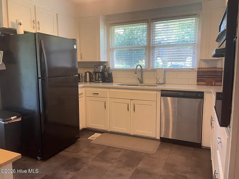 539 Martin Ln — Photo 7