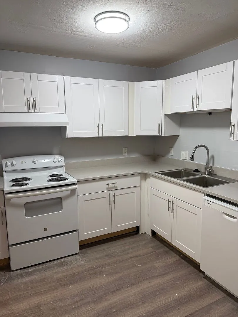 Move In Special!! Newly Renovated 2 Bed 1.5 Bath Townhome — Photo 3