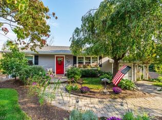 21 Matthews Ter, Bloomingdale, NJ 07403
