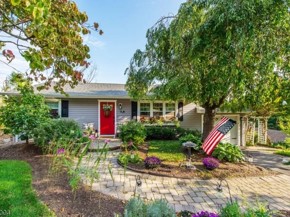 21 Matthews Ter, Bloomingdale Boro, NJ 07403