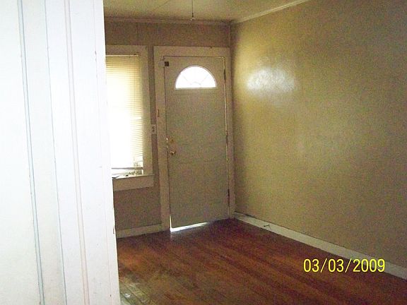 Entrance and wooden flrs