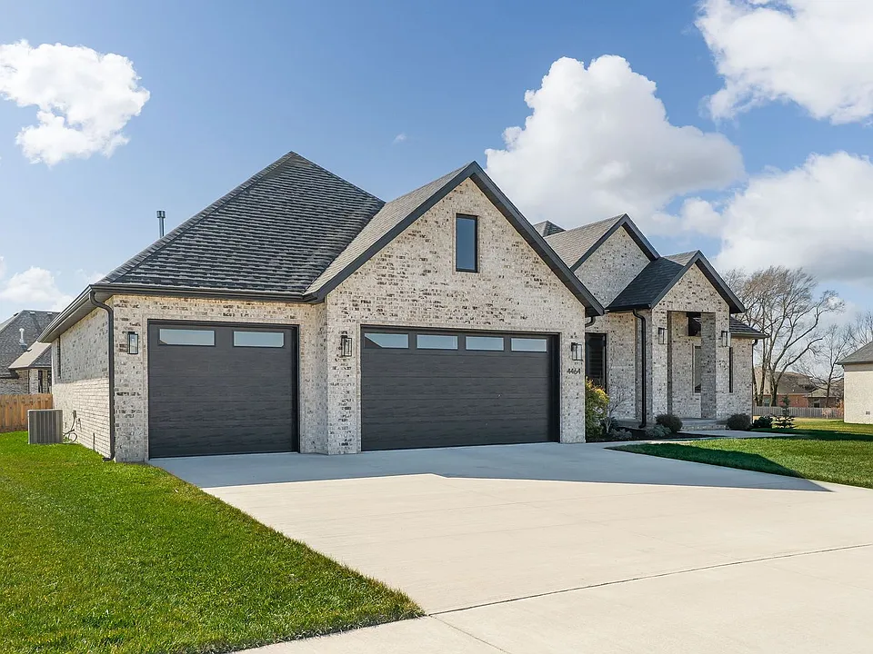 4464 E Lancaster Way