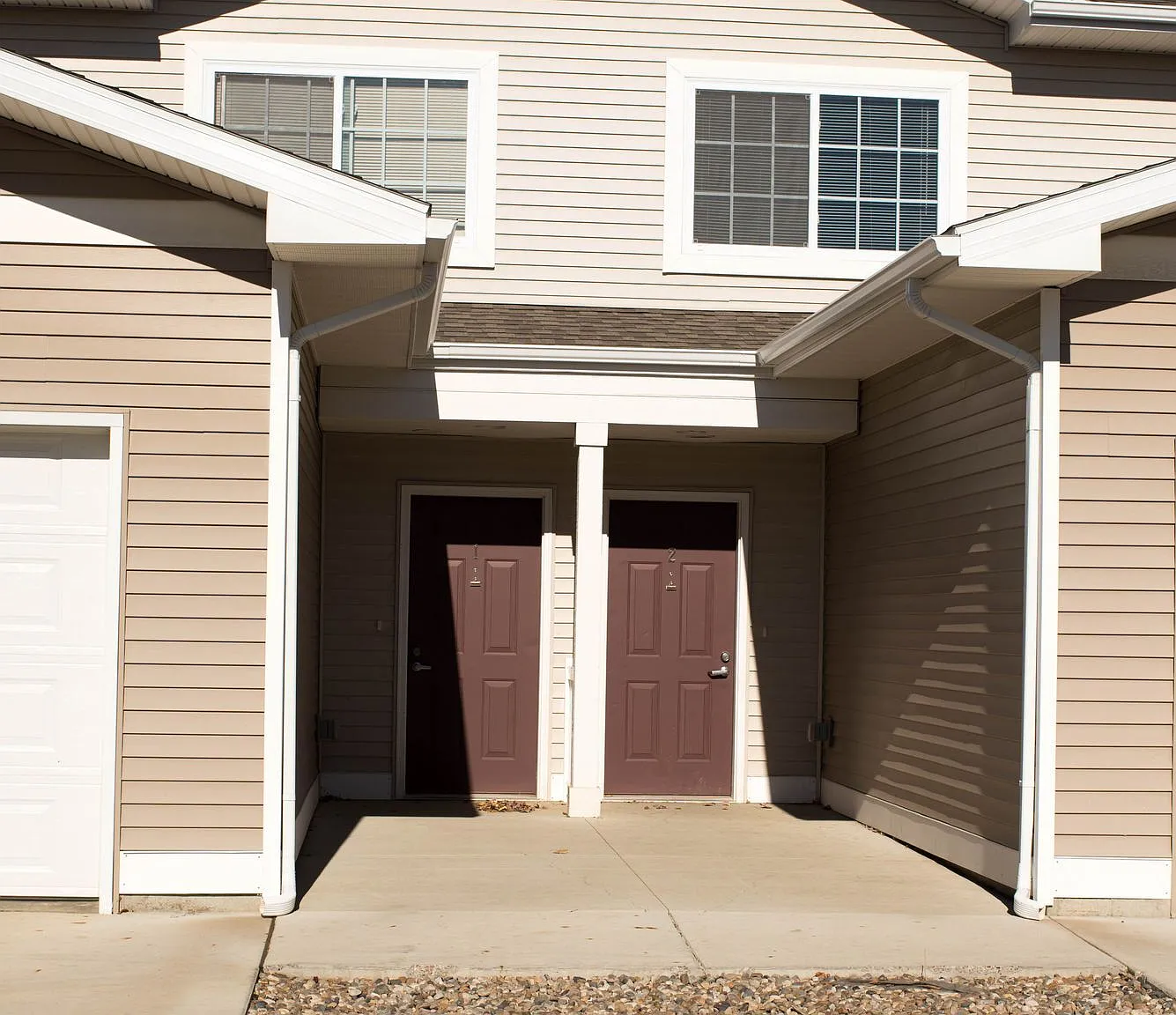 3 bed, 2.0 bath, 1275 sqft, $1,591 — Photo 2