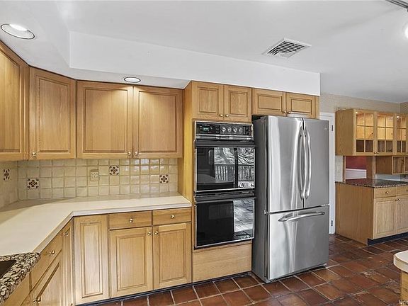 4th image of 21 Carol Dr