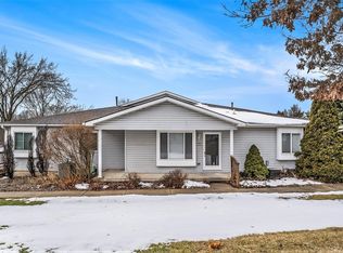 1085 Lake Park Cir, Grand Blanc, MI 48439