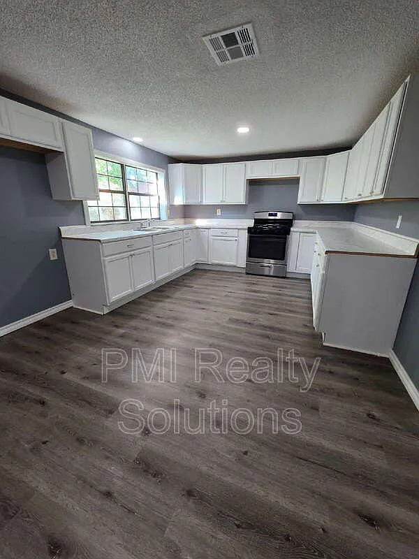 4 bed, 2.0 bath, 1432 sqft, $1,550 — Photo 4