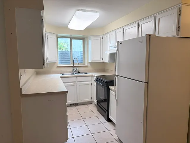 10185 S Chattel Cir — Photo 2