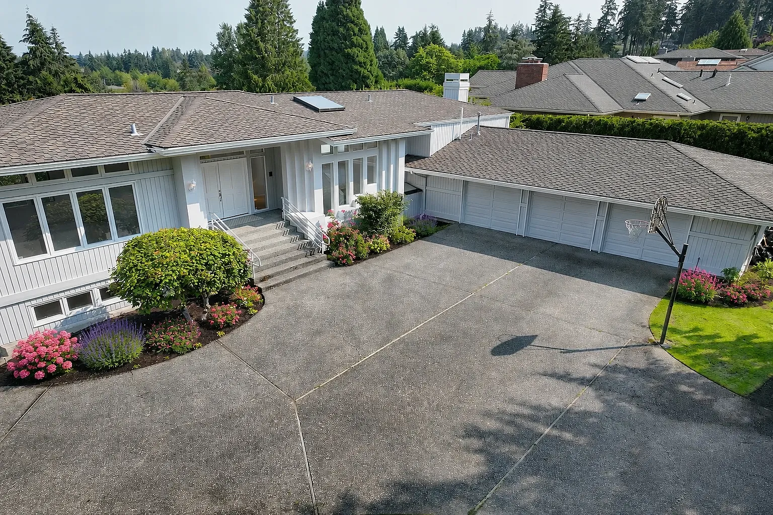 4 bed, 3.5 bath, 3100 sqft, $9,000 — Photo 2