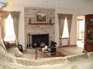 9205 Longfellow Ln, Machesney Park, IL 61115